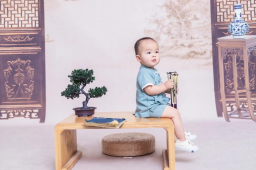 阳春宝宝眼睛肿是什么原因